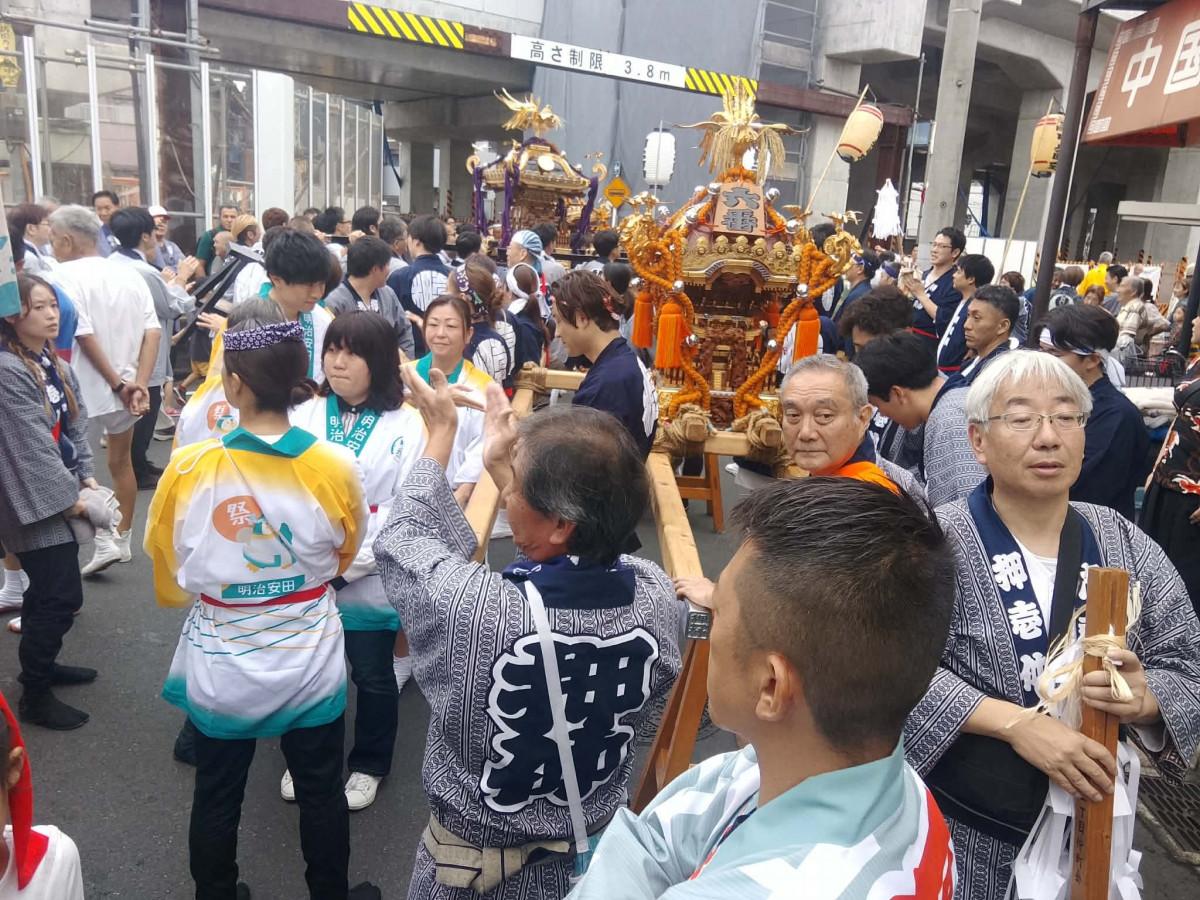飛木稲荷神社神幸大祭 氏子11町会のみこしが8年ぶりに集結