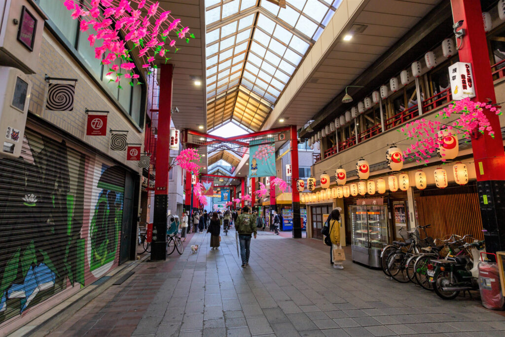 浅草ひさご通り商店街ガイド　アーケードに老舗と職人の店が並ぶ