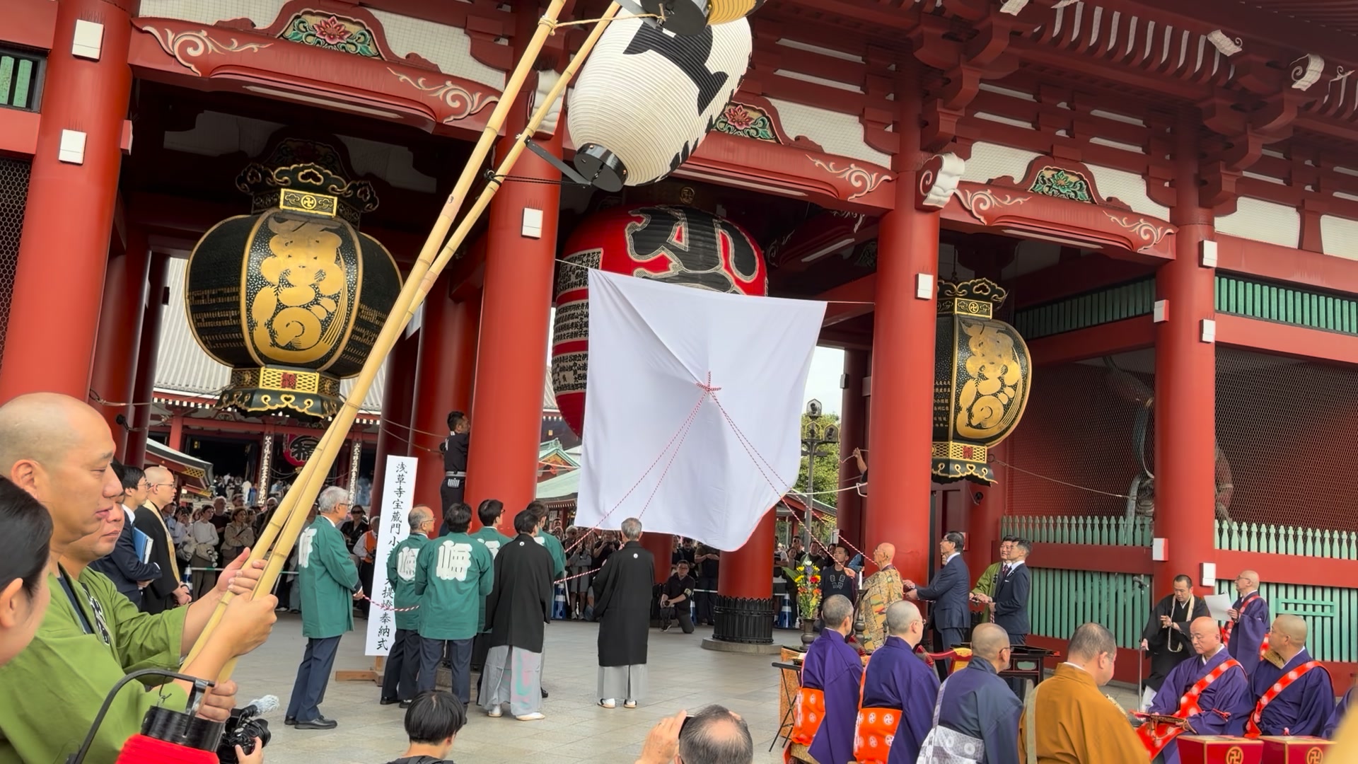 浅草寺宝蔵門に小舟町大提灯が奉納、除幕式を開催